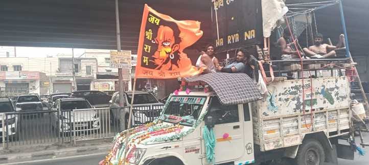 सनौली बॉर्डर से रथ कांवड़ लेकर आते कांवड़िए। संवाद सनौली बॉर्डर से रथ कांवड़ लेकर आते कांवड़िए। संवाद
