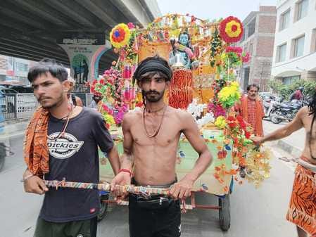 सनौली बॉर्डर से रथ कांवड़ लेकर आते कांवड़िए। संवाद सनौली बॉर्डर से रथ कांवड़ लेकर आते कांवड़िए। संवाद