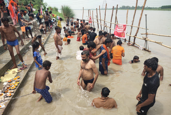 सनौली बॉर्डर से रथ कांवड़ लेकर आते कांवड़िए। संवाद सनौली बॉर्डर से रथ कांवड़ लेकर आते कांवड़िए। संवाद