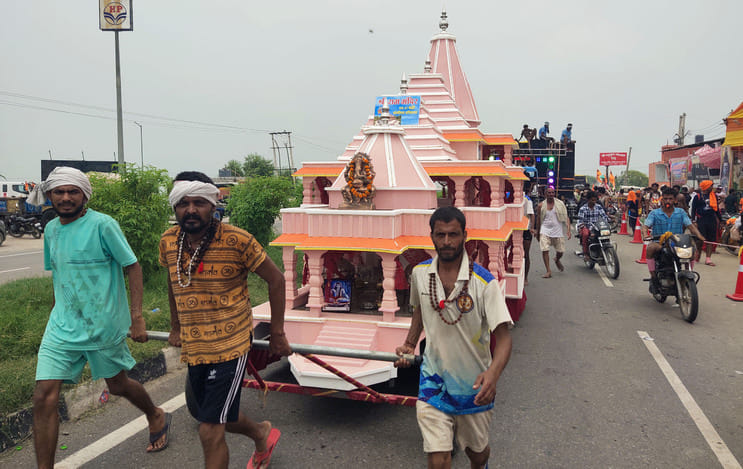 सनौली बॉर्डर से रथ कांवड़ लेकर आते कांवड़िए। संवाद सनौली बॉर्डर से रथ कांवड़ लेकर आते कांवड़िए। संवाद