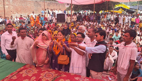 बिल्सी के कुटी मंदिर में रुद्राभिषेक करते भक्त। संवाद बिल्सी के कुटी मंदिर में रुद्राभिषेक करते भक्त। संवाद