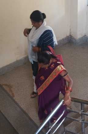 बंद पड़ी लिफ्ट के आगे बैठे लोग। संवाद
