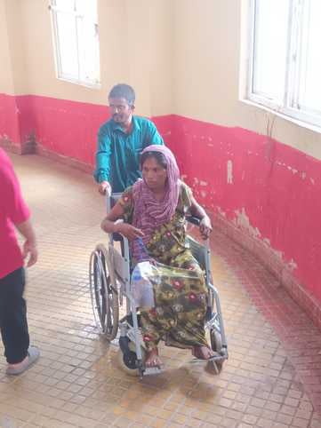 बंद पड़ी लिफ्ट के आगे बैठे लोग। संवाद