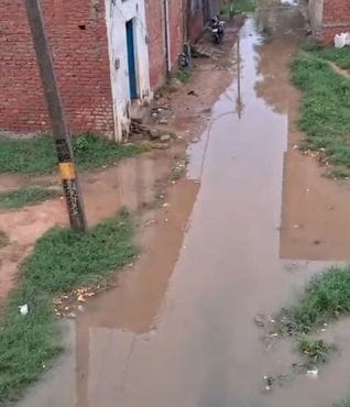 बूंदाबांदी के बीच छाता लगाकर जाती युवती। संवाद बूंदाबांदी के बीच छाता लगाकर जाती युवती। संवाद