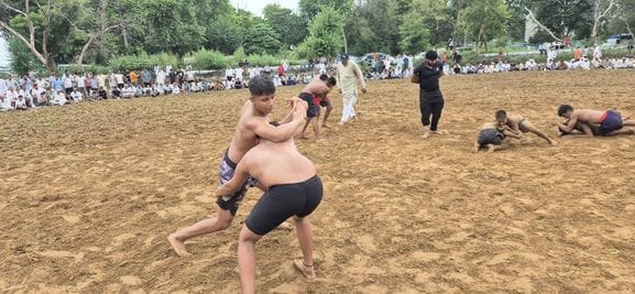 फोटे संख्या:77- गांव बाघोत के बागेश्वर धाम पर आयोजित कुश्ती प्रतियोगिता में दमखम दिखाते पहलवा फोटे संख्या:77- गांव बाघोत के बागेश्वर धाम पर आयोजित कुश्ती प्रतियोगिता में दमखम दिखाते पहलवा