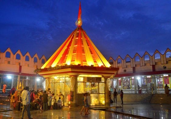 हरप्रसाद मंदिर में शिवरात्रि पर जलाभिषेक करते श्रद्धालु। संवाद हरप्रसाद मंदिर में शिवरात्रि पर जलाभिषेक करते श्रद्धालु। संवाद