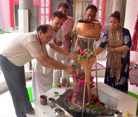 हरप्रसाद मंदिर में शिवरात्रि पर जलाभिषेक करते श्रद्धालु। संवाद हरप्रसाद मंदिर में शिवरात्रि पर जलाभिषेक करते श्रद्धालु। संवाद