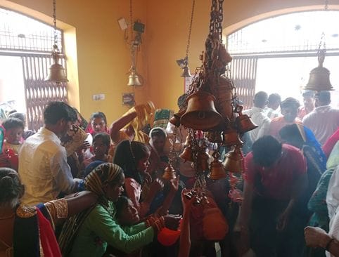 हरप्रसाद मंदिर में शिवरात्रि पर जलाभिषेक करते श्रद्धालु। संवाद हरप्रसाद मंदिर में शिवरात्रि पर जलाभिषेक करते श्रद्धालु। संवाद