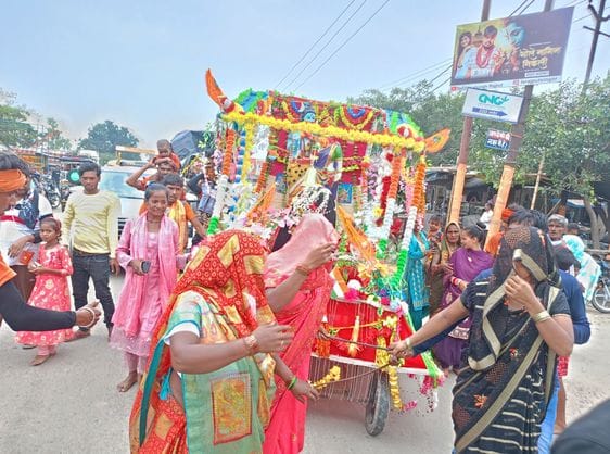 हरप्रसाद मंदिर में शिवरात्रि पर जलाभिषेक करते श्रद्धालु। संवाद हरप्रसाद मंदिर में शिवरात्रि पर जलाभिषेक करते श्रद्धालु। संवाद