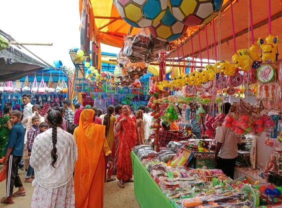 हरप्रसाद मंदिर में शिवरात्रि पर जलाभिषेक करते श्रद्धालु। संवाद हरप्रसाद मंदिर में शिवरात्रि पर जलाभिषेक करते श्रद्धालु। संवाद