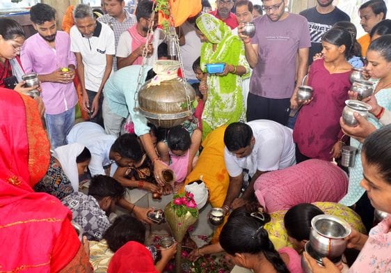 हरप्रसाद मंदिर में शिवरात्रि पर जलाभिषेक करते श्रद्धालु। संवाद हरप्रसाद मंदिर में शिवरात्रि पर जलाभिषेक करते श्रद्धालु। संवाद