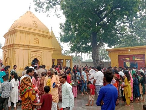 हरप्रसाद मंदिर में शिवरात्रि पर जलाभिषेक करते श्रद्धालु। संवाद हरप्रसाद मंदिर में शिवरात्रि पर जलाभिषेक करते श्रद्धालु। संवाद