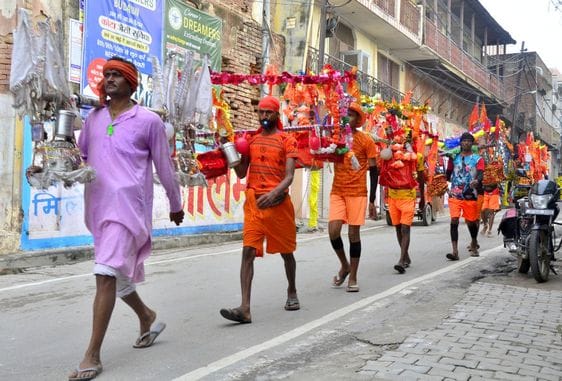 हरप्रसाद मंदिर में शिवरात्रि पर जलाभिषेक करते श्रद्धालु। संवाद हरप्रसाद मंदिर में शिवरात्रि पर जलाभिषेक करते श्रद्धालु। संवाद