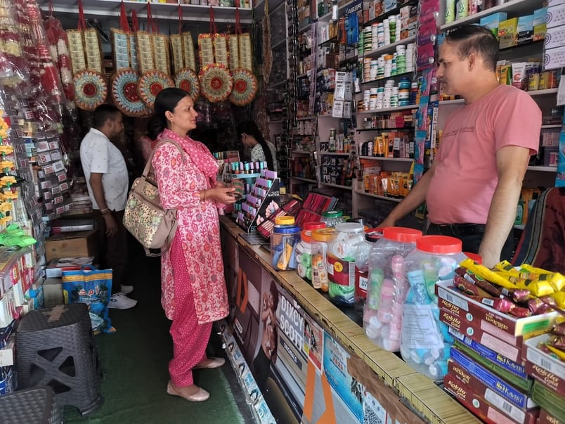 मुख्य बाजार हमीरपुर में दुकान के बाहर सजाई गई रंग बिरंगी स्टोन की चूड़ियां। संवाद
