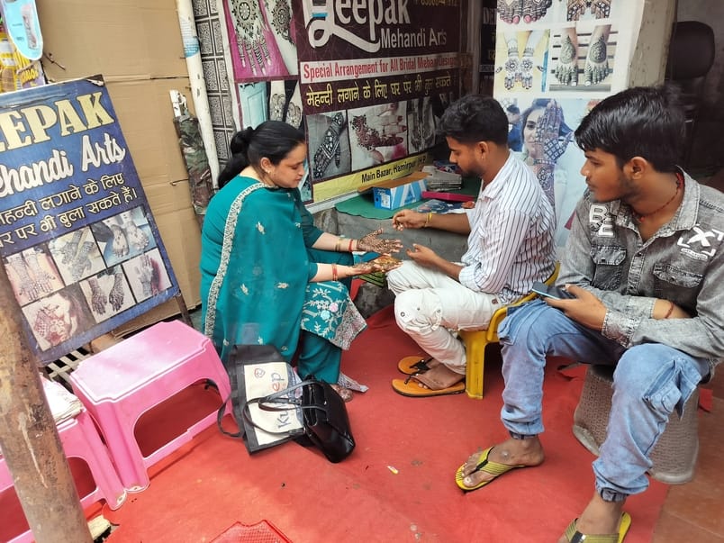 मुख्य बाजार हमीरपुर में दुकान के बाहर सजाई गई रंग बिरंगी स्टोन की चूड़ियां। संवाद
