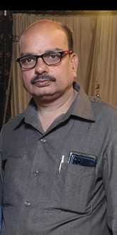 पीलीभीत रेलवे स्टेशन पर ट्रेन से उतरकर आते यात्री। संवाद