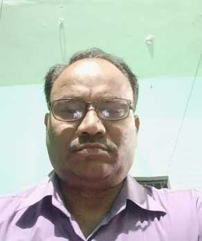 पीलीभीत रेलवे स्टेशन पर ट्रेन से उतरकर आते यात्री। संवाद