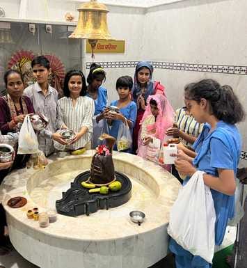 प्राचीन देवी मंदिर में जलाभिषेक करते श्रद्धालु। संवाद प्राचीन देवी मंदिर में जलाभिषेक करते श्रद्धालु। संवाद