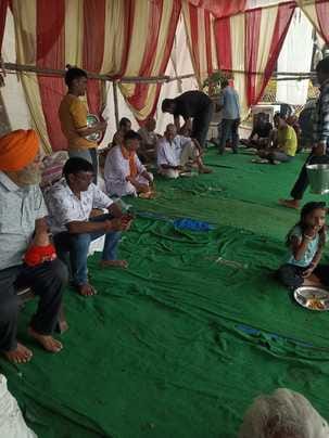 प्राचीन देवी मंदिर में जलाभिषेक करते श्रद्धालु। संवाद प्राचीन देवी मंदिर में जलाभिषेक करते श्रद्धालु। संवाद