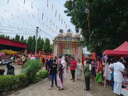 प्राचीन देवी मंदिर में जलाभिषेक करते श्रद्धालु। संवाद प्राचीन देवी मंदिर में जलाभिषेक करते श्रद्धालु। संवाद