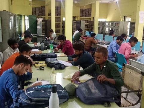 पुस्तकालय में रखी रामायण। संवाद पुस्तकालय में रखी रामायण। संवाद