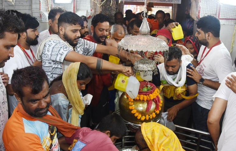 सहारनपुर के रामेश्वर धाम में पूजन कर जयघोष करते श्रद्धालु सहारनपुर के रामेश्वर धाम में पूजन कर जयघोष करते श्रद्धालु