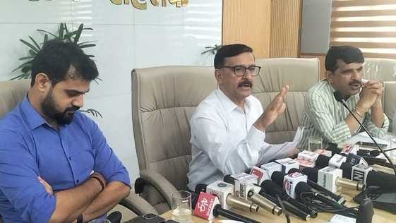 सीईटी के लिए नए बस अड्डे पर लगाए गए हेल्प डेस्क पर पूछताछ करते अभ्यर्थी व परिजन। संवाद सीईटी के लिए नए बस अड्डे पर लगाए गए हेल्प डेस्क पर पूछताछ करते अभ्यर्थी व परिजन। संवाद