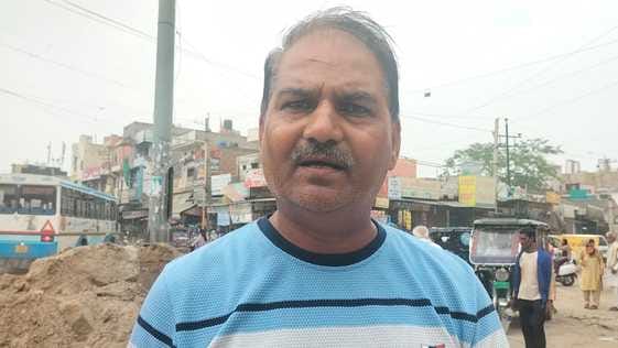 सुखपुरा चौक पर सड़क बराबर डाली कई सीवर लाइन व खुला मैनहॉल। संवाद