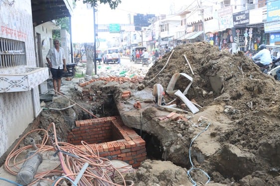 सुखपुरा चौक पर सड़क बराबर डाली कई सीवर लाइन व खुला मैनहॉल। संवाद