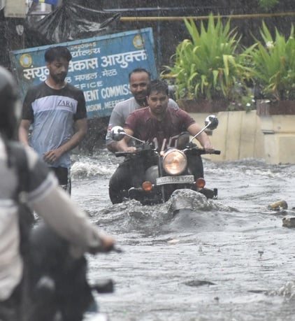 सुनील कैथवास.... शिवरात्रि के मौके पर बाबाऔघड़नाथ मंदिर में बारिश में प्रार्थना में लीन श्रद्धा