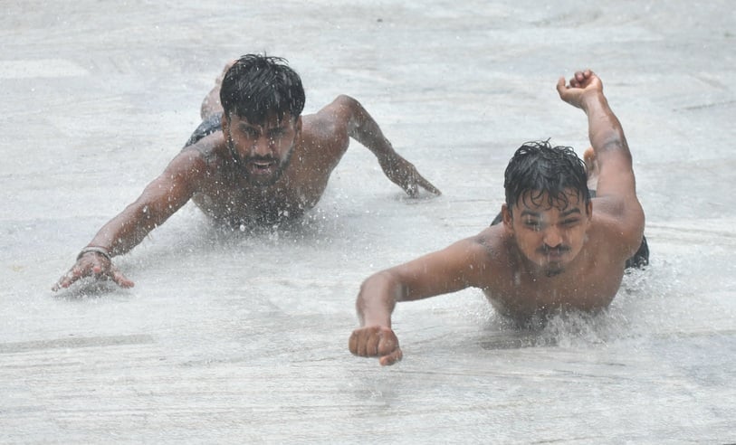 सुनील कैथवास.... शिवरात्रि के मौके पर बाबाऔघड़नाथ मंदिर में बारिश में प्रार्थना में लीन श्रद्धा
