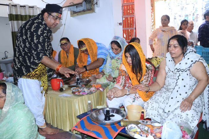 वैश्य कॉलेज रोड स्थित शिव मंदिर में शिवलिंग पर जल चढ़ाने के लिए उमड़ी श्रद्धालुओं की भीड़। संवा वैश्य कॉलेज रोड स्थित शिव मंदिर में शिवलिंग पर जल चढ़ाने के लिए उमड़ी श्रद्धालुओं की भीड़। संवा