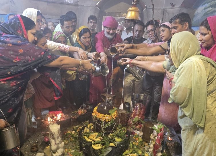 वैश्य कॉलेज रोड स्थित शिव मंदिर में शिवलिंग पर जल चढ़ाने के लिए उमड़ी श्रद्धालुओं की भीड़। संवा वैश्य कॉलेज रोड स्थित शिव मंदिर में शिवलिंग पर जल चढ़ाने के लिए उमड़ी श्रद्धालुओं की भीड़। संवा