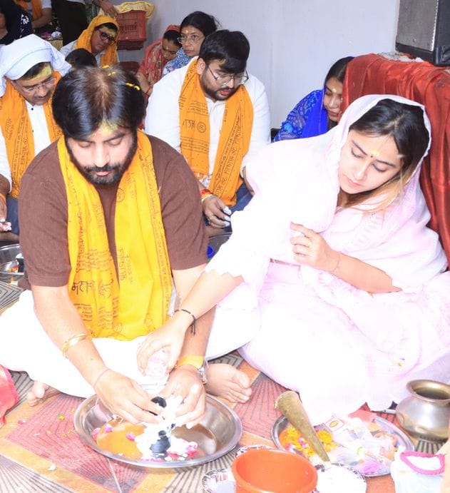वैश्य कॉलेज रोड स्थित शिव मंदिर में शिवलिंग पर जल चढ़ाने के लिए उमड़ी श्रद्धालुओं की भीड़। संवा वैश्य कॉलेज रोड स्थित शिव मंदिर में शिवलिंग पर जल चढ़ाने के लिए उमड़ी श्रद्धालुओं की भीड़। संवा