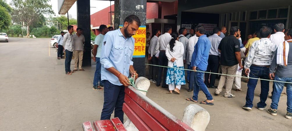 24जेएनडी29-अस्पताल का निरीक्षण करते हुए डॉक्टर वीरेंद्र यादव व उनकी टीम। संवाद 24जेएनडी29-अस्पताल का निरीक्षण करते हुए डॉक्टर वीरेंद्र यादव व उनकी टीम। संवाद