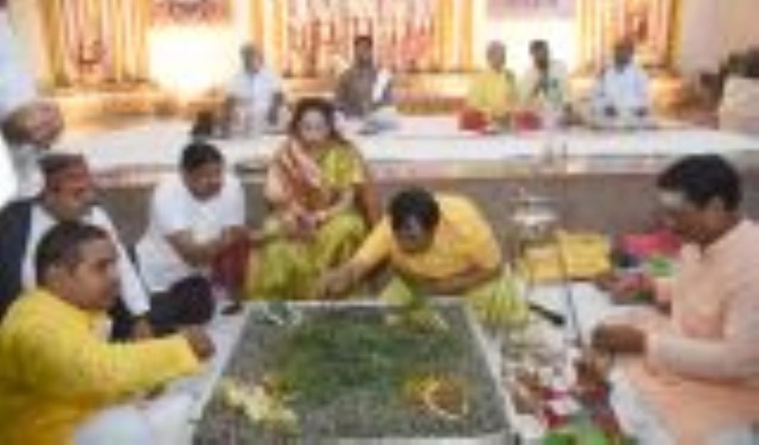 ऐशबाग रामलीला मैदान में रूद्राभिषेक करते परिवार। -अमर उजाला ऐशबाग रामलीला मैदान में रूद्राभिषेक करते परिवार। -अमर उजाला