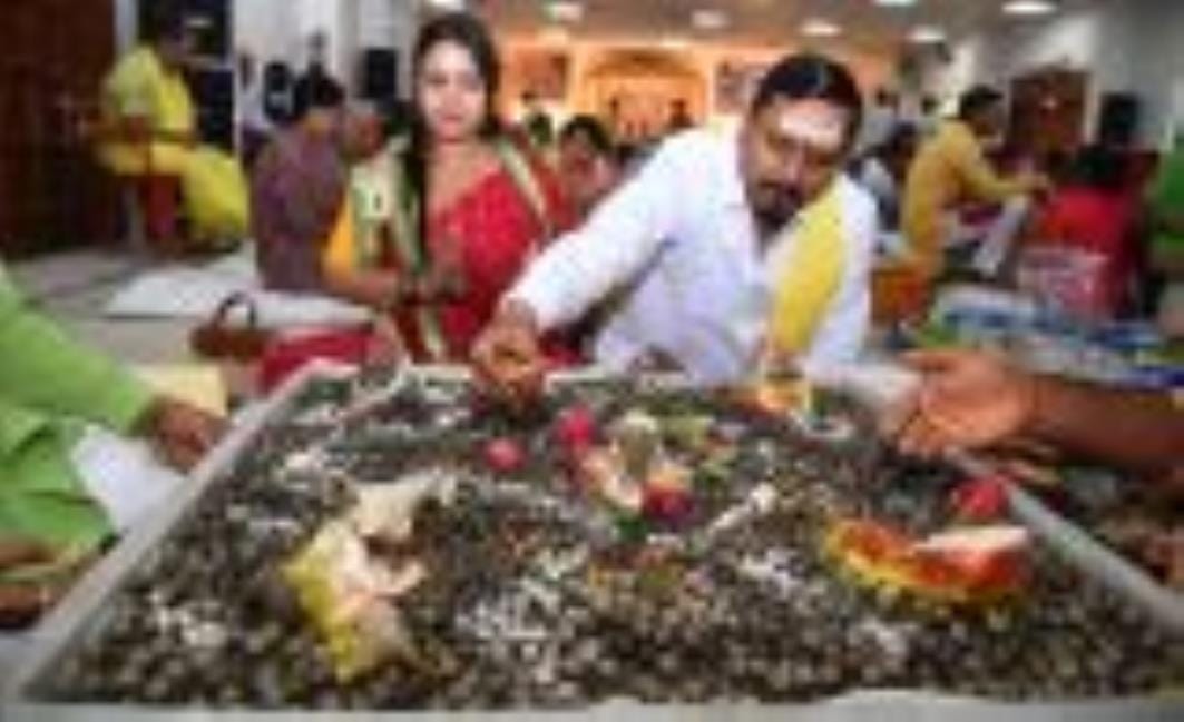 ऐशबाग रामलीला मैदान में रूद्राभिषेक करते परिवार। -अमर उजाला ऐशबाग रामलीला मैदान में रूद्राभिषेक करते परिवार। -अमर उजाला