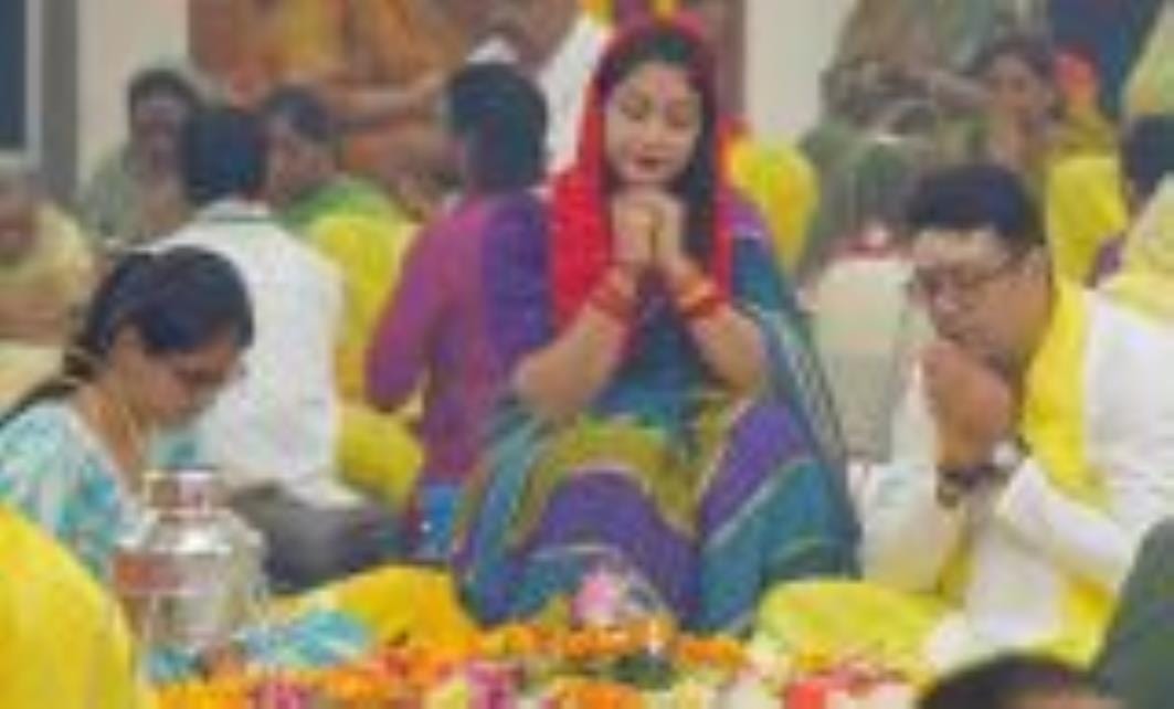 ऐशबाग रामलीला मैदान में रूद्राभिषेक करते परिवार। -अमर उजाला ऐशबाग रामलीला मैदान में रूद्राभिषेक करते परिवार। -अमर उजाला