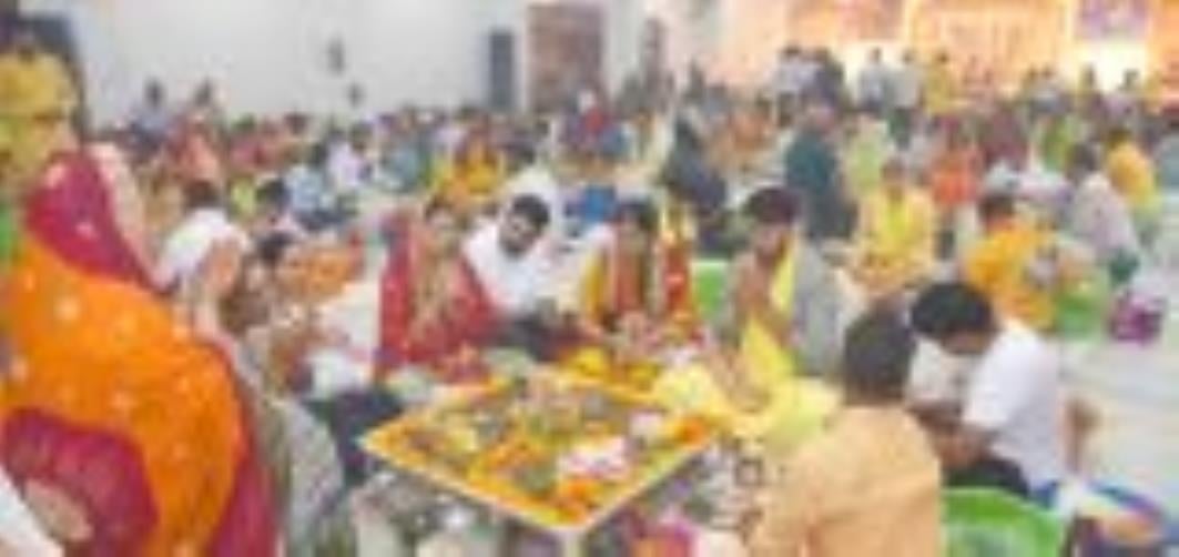 ऐशबाग रामलीला मैदान में रूद्राभिषेक करते परिवार। -अमर उजाला ऐशबाग रामलीला मैदान में रूद्राभिषेक करते परिवार। -अमर उजाला