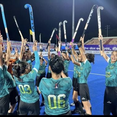 फोटो :02: अखिल भारतीय पुरस्कार राशि आमंत्रण प्रतियोगिता में खिताबी जीत के बाद प्रशिक्षक प्रीतम 