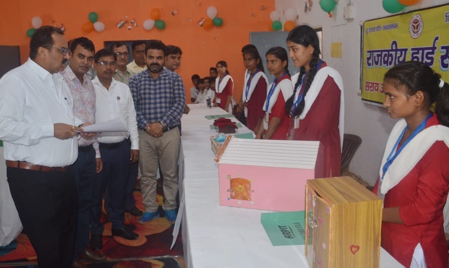 जीआईसी में आयोजित विज्ञान प्रदर्शनी में सम्मानित किए गए छात्र-छात्राएं। स्कूल