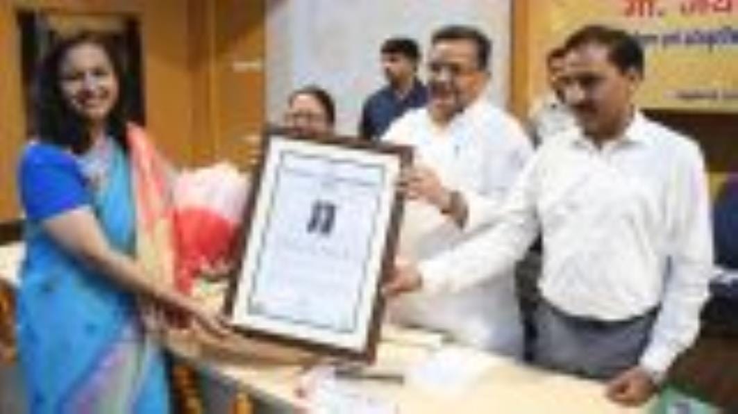 कार्यक्रम में मेधावियों के साथ मंत्री जयवीर सिंह व प्राचार्य देवेंद्र सिंह। एल्युमिनाई प्रिया स कार्यक्रम में मेधावियों के साथ मंत्री जयवीर सिंह व प्राचार्य देवेंद्र सिंह। एल्युमिनाई प्रिया स