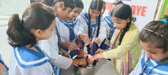 कार्यशाला में बच्चों को दिया गया प्रशिक्षण। स्रोत स्वयं