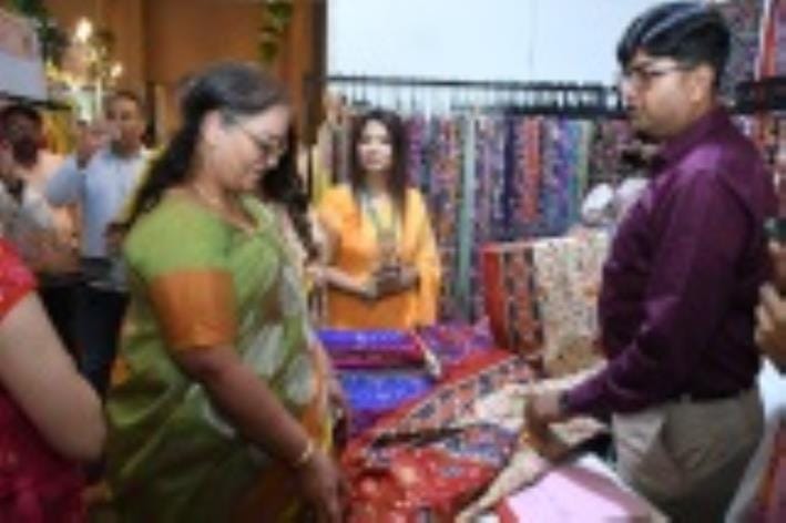 लाइफस्टाइल और होम डेकोर प्रदर्शनी में महापौर सुषमा खर्कवाल।