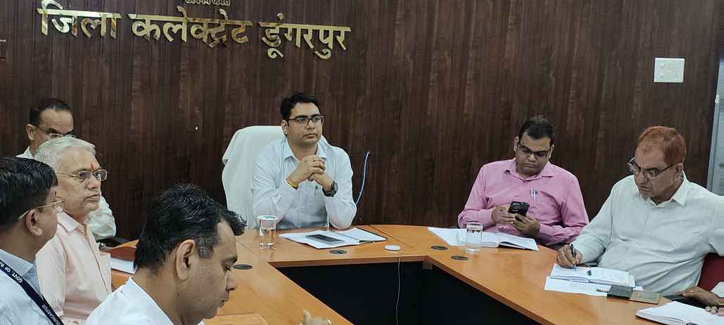 मुख्यमंत्री की वीसी में मौजूद जिला कलेक्टर और स्तरीय अधिकारी ।