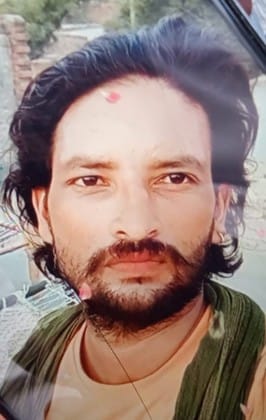 मृतक के परिवार को आर्थिक मदद की मांग आदि को लेकर सीएचसी में धरना देते भाकियू संघर्ष मोर्चा व मृ
