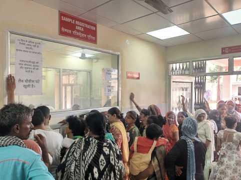 पैथालॉजी लैब में मरीज का ब्लड सैंपल लेती स्टाफ नर्स। संवाद