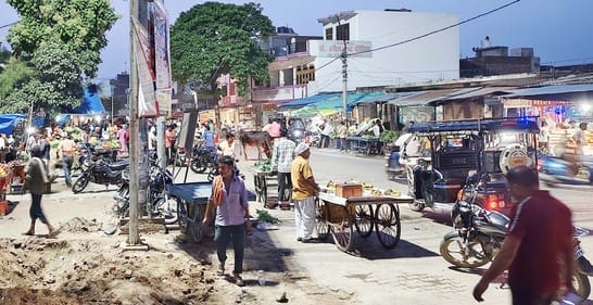 पुवायां में फुटपाथ से सब्जी के फड़ लगाए लोगों को चेतावनी देतीं ईओ। संवाद पुवायां में फुटपाथ से सब्जी के फड़ लगाए लोगों को चेतावनी देतीं ईओ। संवाद