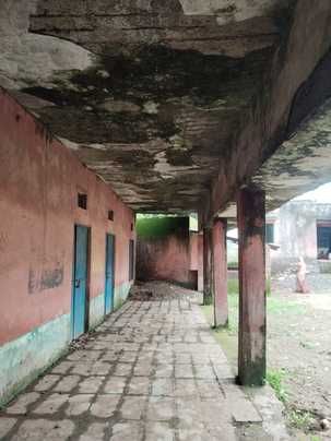 राजकीय विद्यालय भौमपाड़ा में मैदान में बैठकर पढ़ाई करते विद्यार्थी।