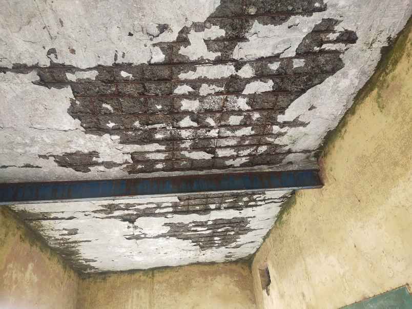 राजकीय विद्यालय भौमपाड़ा में मैदान में बैठकर पढ़ाई करते विद्यार्थी।